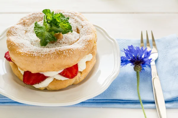 Hemgjord éclair ringar med keso grädde och jordgubbar inredda myntablad — Stockfoto