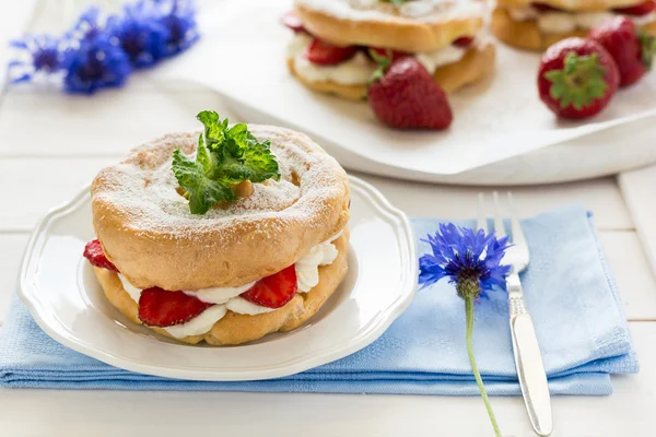Ev yapımı pasta yüzük krem peynir ve çilek ile dekore edilmiş nane yaprakları