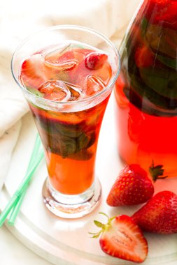 Taze Fesleğenli çilekli limonata