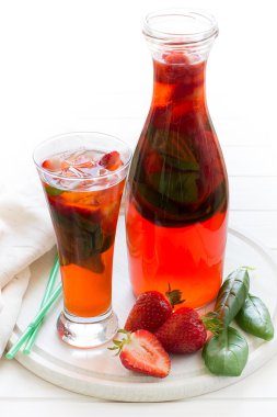 Taze Fesleğenli çilekli limonata