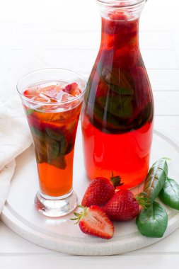 Taze Fesleğenli çilekli limonata