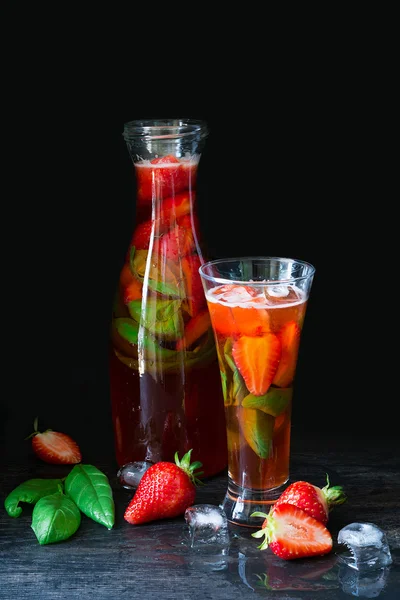 Taze Fesleğenli çilekli limonata 