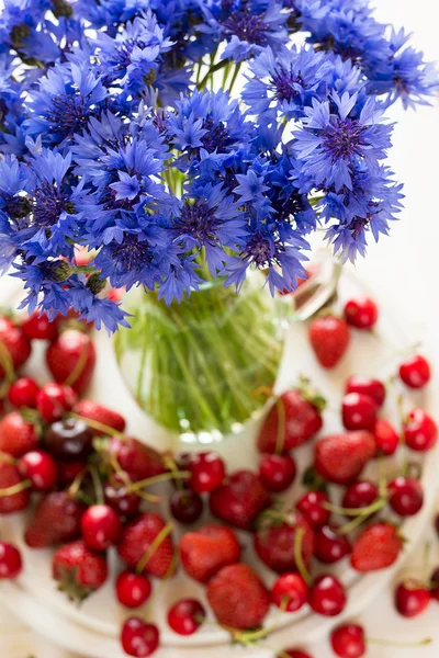 Bouquet of cornflowers in a vase. Selective focus — Stock Photo, Image