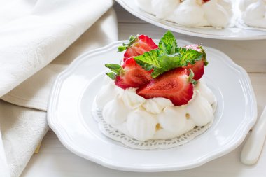 Mascarpone krema ve taze nane yaprakları ile ev yapımı küçük çilek pavlova beze pasta 