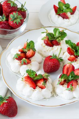 Mascarpone krema ve taze nane yaprakları ile ev yapımı küçük çilek pavlova beze pasta 