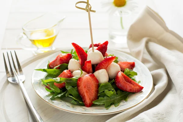 Φρέσκια σαλάτα με φράουλα, ρόκα και μοτσαρέλα — Φωτογραφία Αρχείου