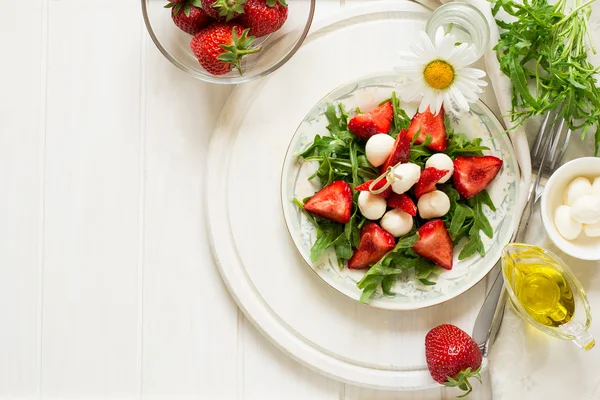 Çilek, roka ve mozzarella ile taze salata — Stok fotoğraf