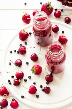 Taze çilek blueberry smoothies iki şişe. Seçici odak