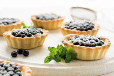 Tartlets taze yaban mersini, dekore edilmiş nane yaprakları ile yakın çekim