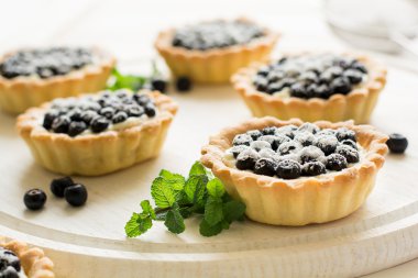 Tartlets taze yaban mersini, dekore edilmiş nane yaprakları ile yakın çekim