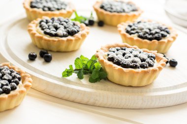 Tartlets taze yaban mersini, dekore edilmiş nane yaprakları ile yakın çekim