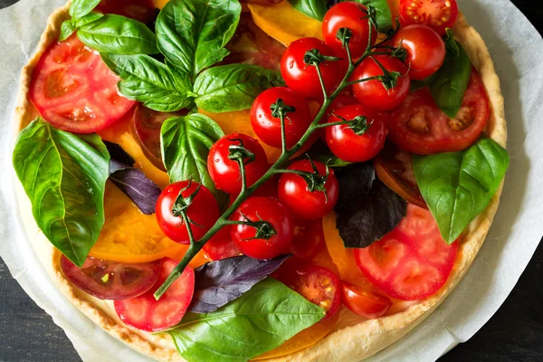 Zelfgemaakte taart met rikotta, rauwe tomaten en basilicum — Stockfoto