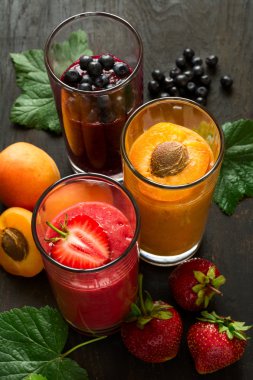 Taze çilek, yaban mersini ve kayısı smoothies