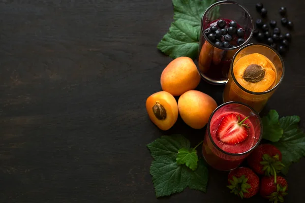 Verse aardbei, bosbes en abrikoos smoothies — Stockfoto