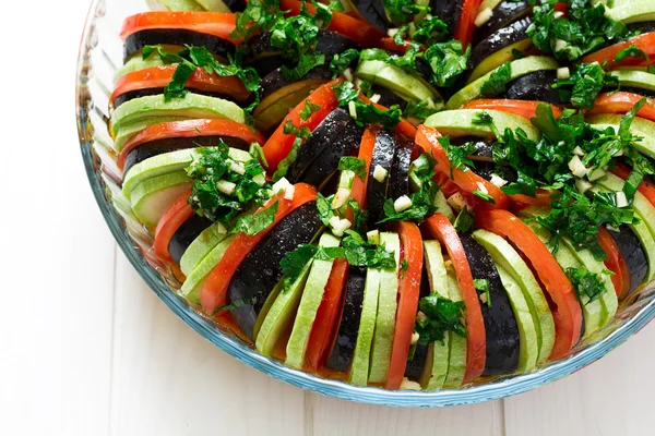 Ratatouille cru com berinjelas, tomates e abobrinha folhas de manjericão decoradas — Fotografia de Stock