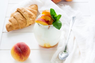 Cam kavanozda şeftali ile yoğurt 