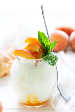 Cam kavanozda şeftali ile yoğurt 