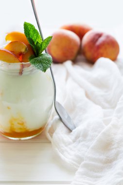 Cam kavanozda şeftali ile yoğurt 