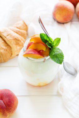 Cam kavanozda şeftali ile yoğurt 