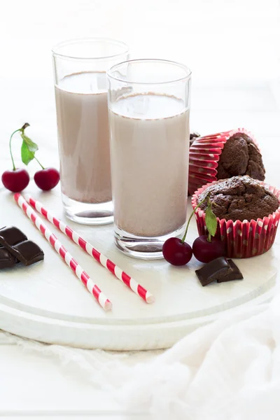 Two glasses with milkshakes. Selective focus — Stock Photo, Image