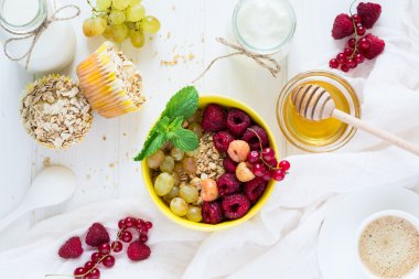 Sağlıklı Kahvaltı: müsli, bal, yoğurt, kekler, kahve ve taze çilek