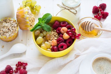 Sağlıklı Kahvaltı: müsli, bal, yoğurt, kekler, kahve ve taze çilek