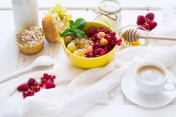Hälsosam frukost: müsli, honung, yoghurt, muffins, kaffe och färska bär — Stockfoto