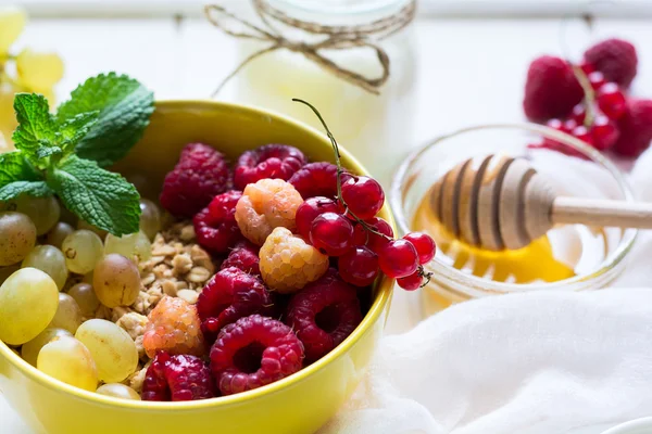 Café da manhã saudável: muesli, mel, iogurte, muffins, café e bagas frescas — Fotografia de Stock