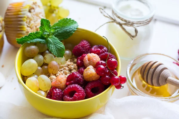 Café da manhã saudável: muesli, mel, iogurte, muffins, café e bagas frescas — Fotografia de Stock