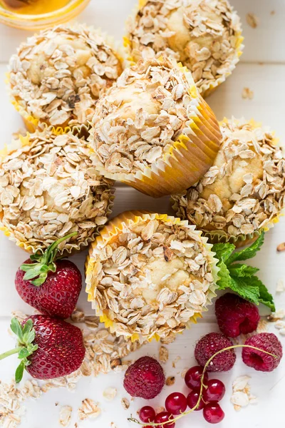 Homemade oat muffins with honey and fresh berries — Stock Photo, Image