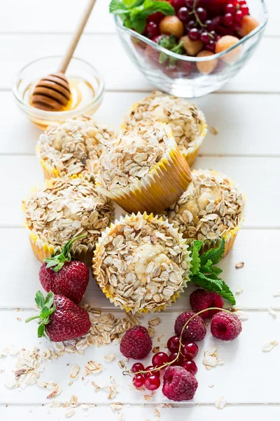 Homemade oat muffins with honey and fresh berries — Stock Photo, Image