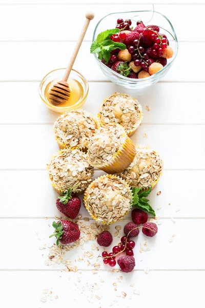 Homemade oat muffins with honey and fresh berries — Stock Photo, Image