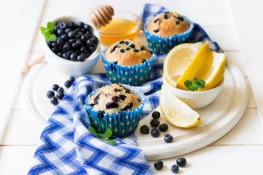 Ev yapımı blueberry muffins taze çilek, bal ve limon ile 