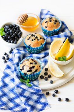 Ev yapımı blueberry muffins taze çilek, bal ve limon ile 