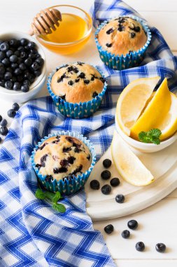 Ev yapımı blueberry muffins taze çilek, bal ve limon ile 