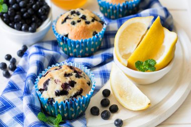 Ev yapımı blueberry muffins taze çilek, bal ve limon ile 
