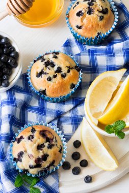 Ev yapımı blueberry muffins taze çilek, bal ve limon ile 