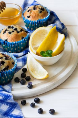 Ev yapımı blueberry muffins taze çilek, bal ve limon ile 