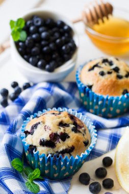 Ev yapımı blueberry muffins taze çilek, bal ve limon ile 