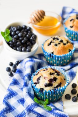 Ev yapımı blueberry muffins taze çilek, bal ve limon ile 