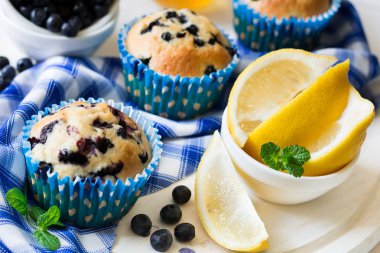 Ev yapımı blueberry muffins taze çilek, bal ve limon ile 
