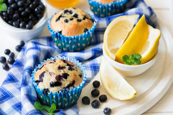 Ev yapımı blueberry muffins taze çilek, bal ve limon ile 