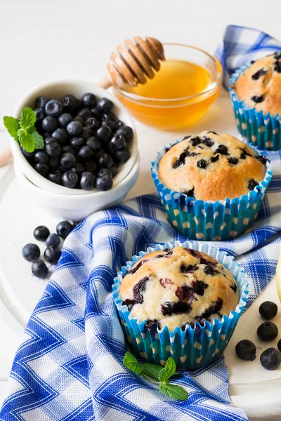 Homemade blueberry muffins with fresh berries, honey and lemon — Stock Photo, Image