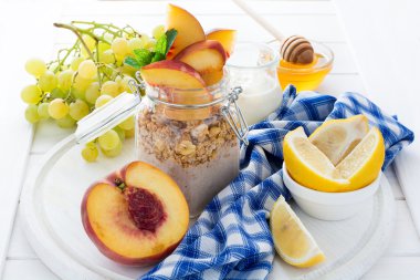 Sağlıklı Kahvaltı: güler yüzlü, bal, yoğurt ve cam kavanozda taze çilek ile müsli 