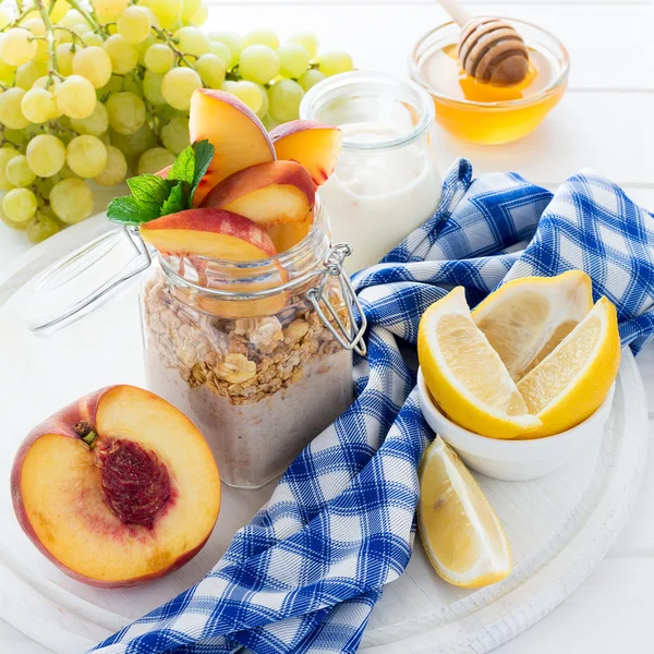 Petit déjeuner santé : muesli avec smoothie, miel, yaourt et baies fraîches dans un bocal en verre — Photo