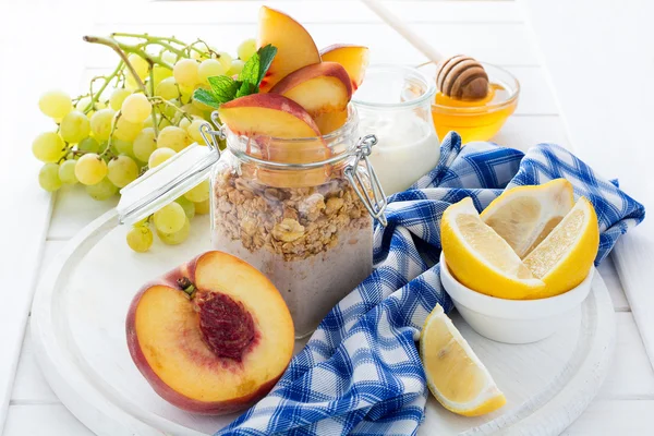 Zdravá snídaně: müsli s smoothie, med, jogurt a čerstvé jahody ve skleněné nádobce — Stock fotografie