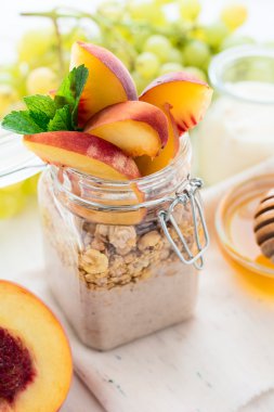 Sağlıklı Kahvaltı: güler yüzlü, bal, yoğurt ve cam kavanozda taze çilek ile müsli 