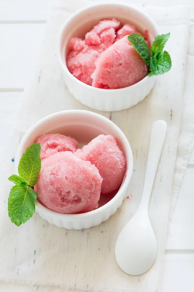 Wassermelonen-Sorbet-Eis in Schüssel — Stockfoto