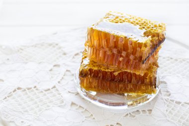 Beyaz ahşap zemin üzerinde peteğin