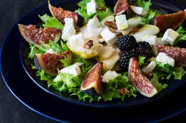 Armut, marul, incir, ceviz, keçi peyniri, ceviz ve bal ile salata 